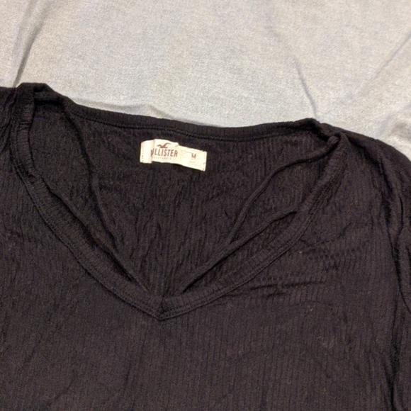 Tight Fit Hollister tee - Picture 2 of 2